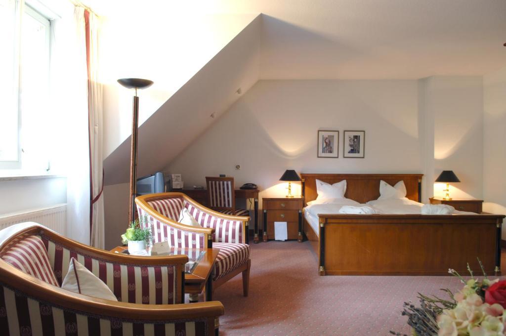 Hotel Gasthof Der Krug Stegaurach Phòng bức ảnh